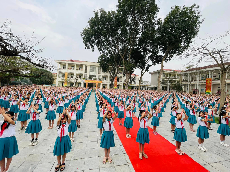 Tiết mục đồng diễn của học sinh Trường Tiểu học Khai Quang. Tiết mục đồng diễn của học sinh Trường Tiểu học Khai Quang.