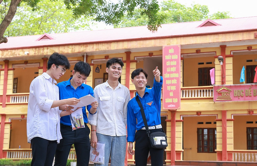 Nhiều thí sinh tại Vĩnh Phúc đến điểm thi sớm để gặp gỡ bạn bè trước khi vào làm bài thi Ngoại ngữ. Nhiều thí sinh tại Vĩnh Phúc đến điểm thi sớm để gặp gỡ bạn bè trước khi vào làm bài thi Ngoại ngữ.