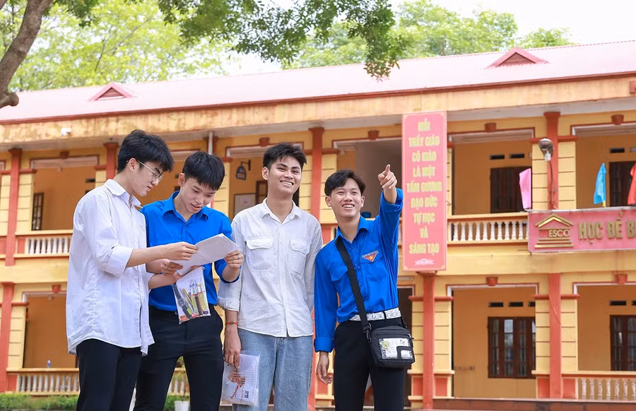 Nhiều thí sinh tại Vĩnh Phúc đến điểm thi sớm để gặp gỡ bạn bè trước khi vào làm bài thi Ngoại ngữ.