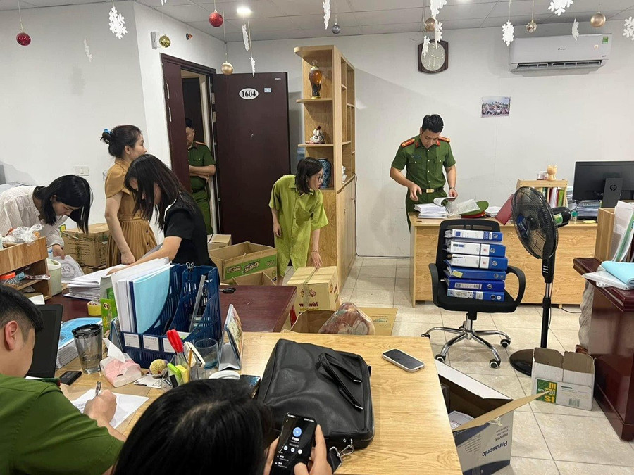 Cơ quan Công an khám xét nơi ở và làm việc của các đối tượng. Cơ quan Công an khám xét nơi ở và làm việc của các đối tượng.