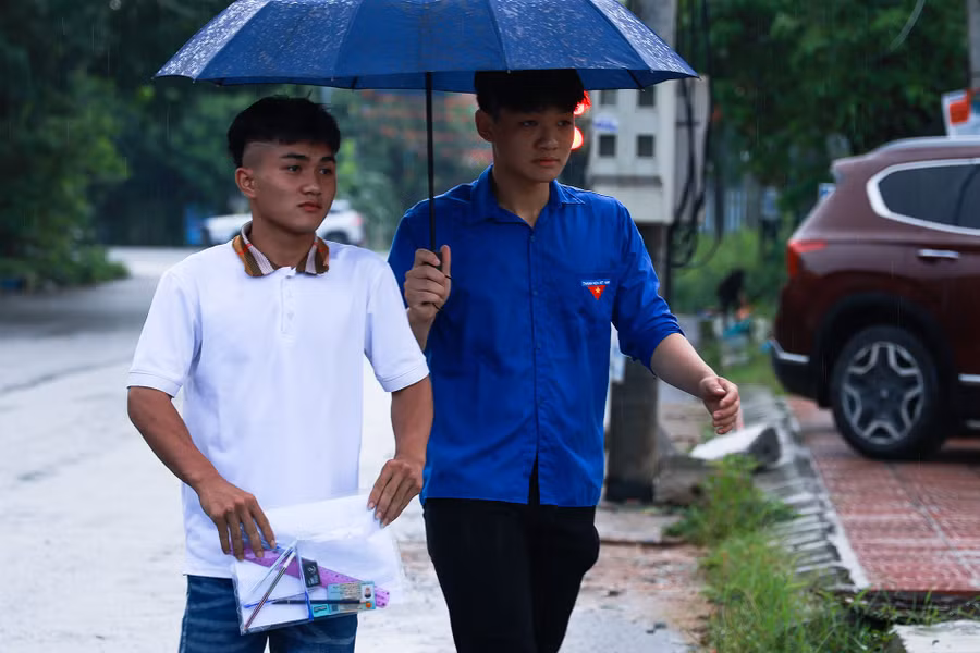 Các bạn đã thể hiện một tinh thần trách nhiệm cao đối với công việc mình đảm nhận. Ảnh tại điểm thi THPT Trần Hưng Đạo, Tam Dương, Vĩnh Phúc.