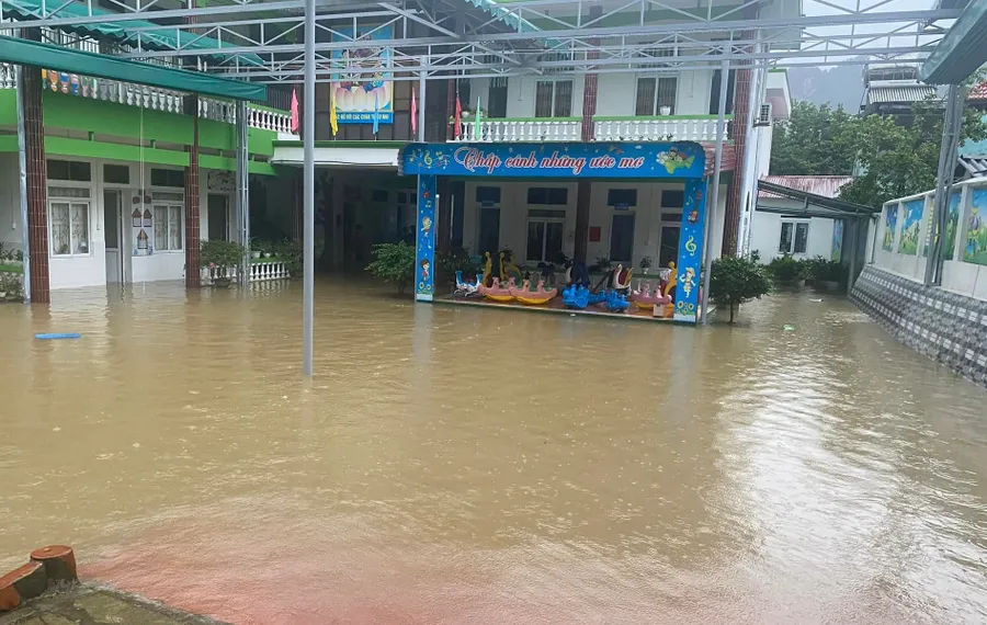 Một trường MN tại TP Hà Giang bị ngập do mưa lũ.