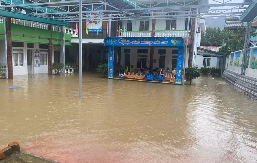 Một trường MN tại TP Hà Giang bị ngập do mưa lũ.
