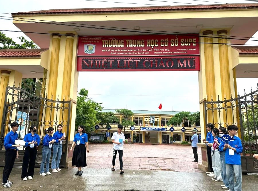 Công tác đảm bảo an ninh trật tự, an toàn giao thông... tại điểm thi số 2 - Trường THCS Supe thuộc Hội đồng coi thi Trường THPT Phong Châu (huyện Lâm Thao) được thực hiện tốt. Công tác đảm bảo an ninh trật tự, an toàn giao thông... tại điểm thi số 2 - Trường THCS Supe thuộc Hội đồng coi thi Trường THPT Phong Châu (huyện Lâm Thao) được thực hiện tốt.