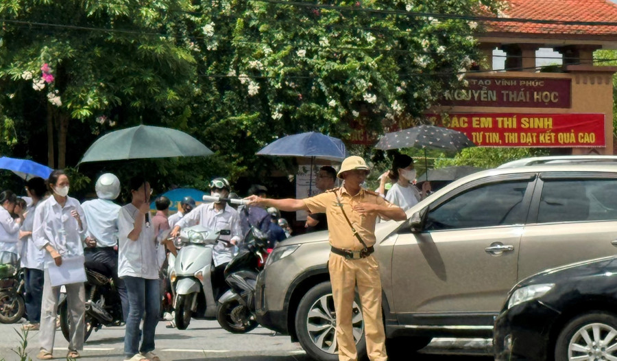 Lực lượng Cảnh sát giao thông Công an tỉnh Vĩnh Phúc luôn có mặt sớm, đảm bảo phân luồng giao thông tại các điểm thi trên địa bàn.