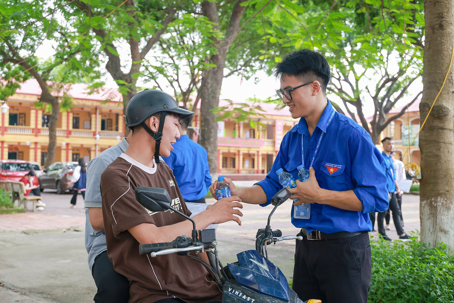Các bạn không ngừng nỗ lực để mọi điều kiện thi cử trở nên thuận lợi hơn cho các thí sinh. Ảnh tại Trường THPT Yên Lạc, Vĩnh Phúc. Các bạn không ngừng nỗ lực để mọi điều kiện thi cử trở nên thuận lợi hơn cho các thí sinh. Ảnh tại Trường THPT Yên Lạc, Vĩnh Phúc.