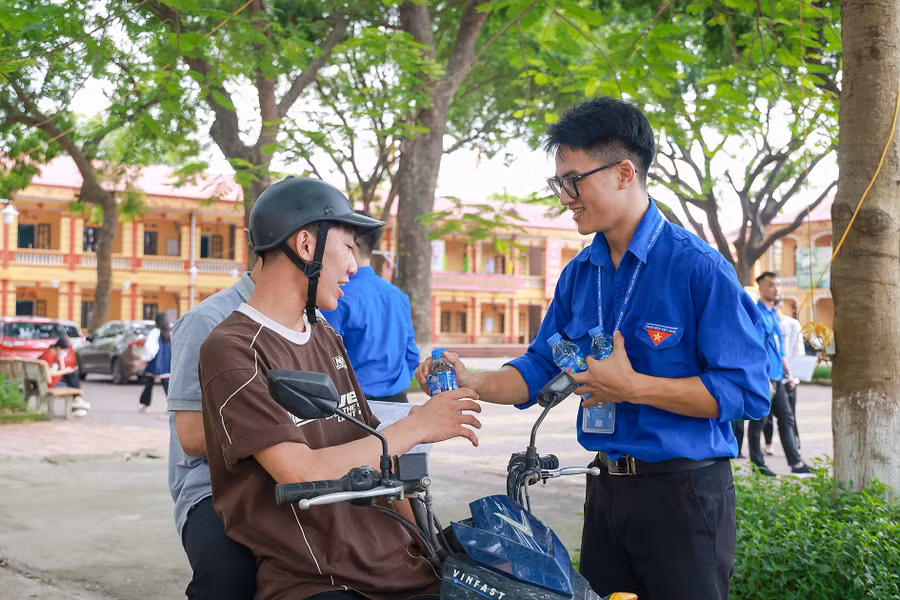 Các bạn không ngừng nỗ lực để mọi điều kiện thi cử trở nên thuận lợi hơn cho các thí sinh. Ảnh tại Trường THPT Yên Lạc, Vĩnh Phúc.
