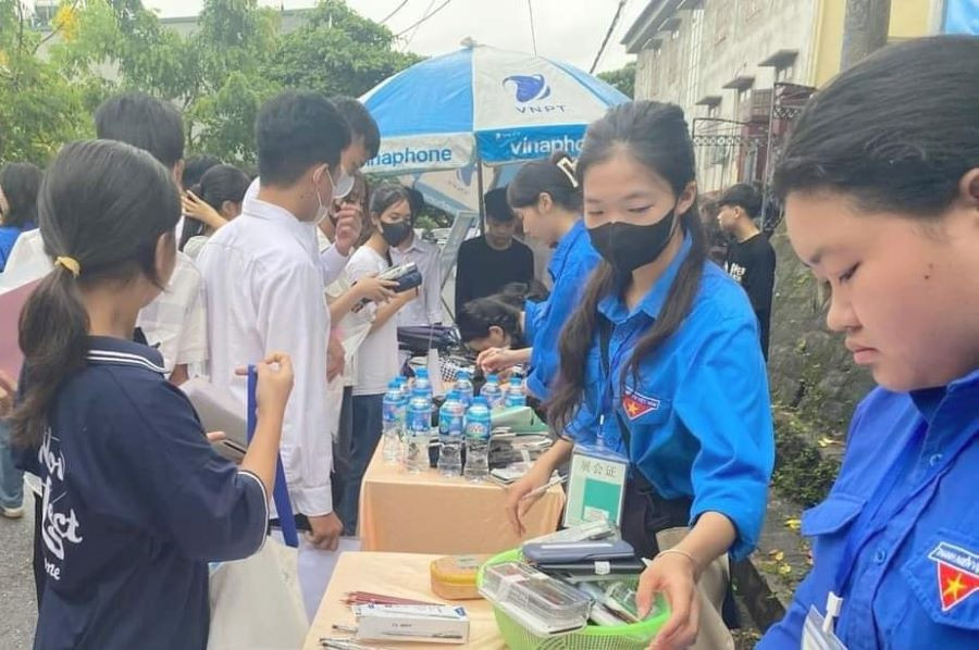 Các tình nguyện viên tiếp sức mùa thi tại Hội đồng thi Trường THPT Phong Châu (huyện Lâm Thao) nhiệt tình hỗ trợ thí sinh Các tình nguyện viên tiếp sức mùa thi tại Hội đồng thi Trường THPT Phong Châu (huyện Lâm Thao) nhiệt tình hỗ trợ thí sinh