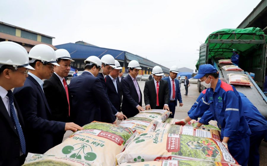 Đại diện lãnh đạo Bộ Công Thương, Tập đoàn Hóa chất Việt Nam, UBND tỉnh Phú Thọ và các nhà khoa học tại buổi ra mắt 7 sản phẩm phân bón chuyên dùng cho cây cà phê và nông nghiệp đô thị đầu tháng 1/2024.