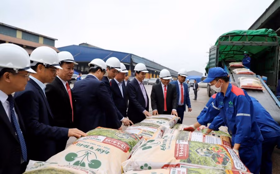 Đại diện lãnh đạo Bộ Công Thương, Tập đoàn Hóa chất Việt Nam, UBND tỉnh Phú Thọ và các nhà khoa học tại buổi ra mắt 7 sản phẩm phân bón chuyên dùng cho cây cà phê và nông nghiệp đô thị đầu tháng 1/2024.