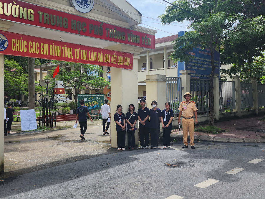 Lực lượng CSGT và tiếp sức mùa thi sẵn sàng hỗ trợ thí sinh.