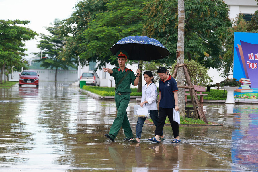 Hình ảnh ghi tại điểm thi Trường THPT Trần Hưng Đạo (Vĩnh Phúc).