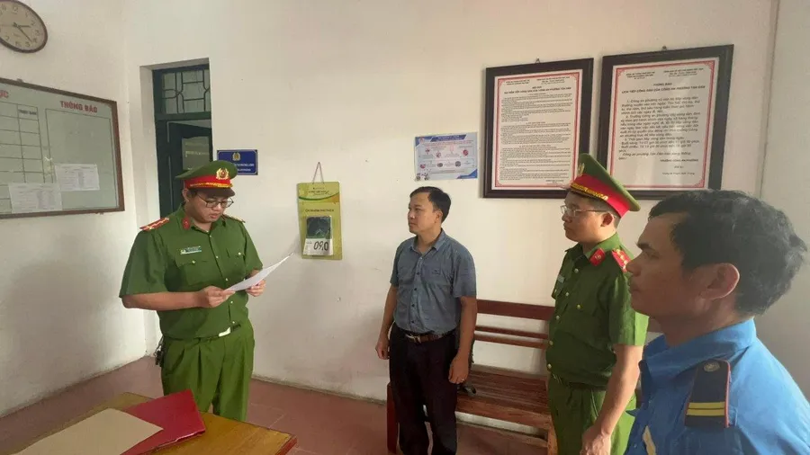 Công an Phú Thọ đọc lệnh giữ người trong trường hợp khẩn cấp đối với Nguyễn Mạnh Hà -Phó Trưởng phòng Môi trường, Sở TN&MT Phú Thọ.
