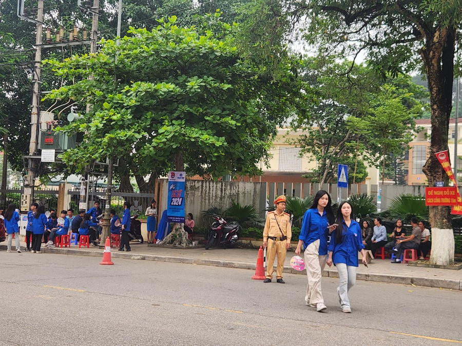 Lực lượng CSGT và thanh niên tình nguyện tích cực tham gia phân luồng, đảm bảo an toàn giao thông cho cuộc thi.