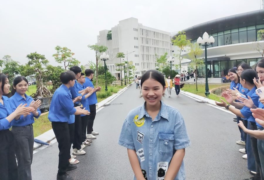 Thí sinh thỏa mái sau khi kết thúc môn thi Ngữ văn tại Hội đồng coi thi Trường THPT Chuyên Hùng Vương.