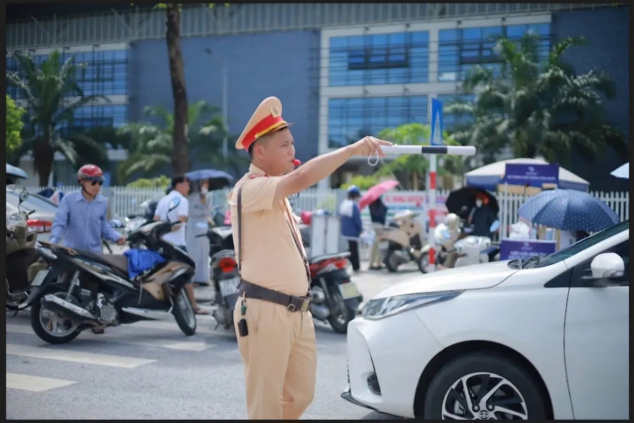 Đại úy Phan Văn Tuyến phân luồng giao thông tại điểm thi Trường THPT Chuyên Vĩnh Phúc. Đại úy Phan Văn Tuyến phân luồng giao thông tại điểm thi Trường THPT Chuyên Vĩnh Phúc.