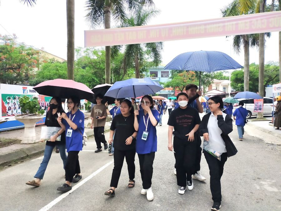 Các tình nguyện viên nhiệt tình che ô đón thí sinh đến Hội đồng coi thi Trường THPT Trần Phú (TP Vĩnh Yên). Các tình nguyện viên nhiệt tình che ô đón thí sinh đến Hội đồng coi thi Trường THPT Trần Phú (TP Vĩnh Yên).
