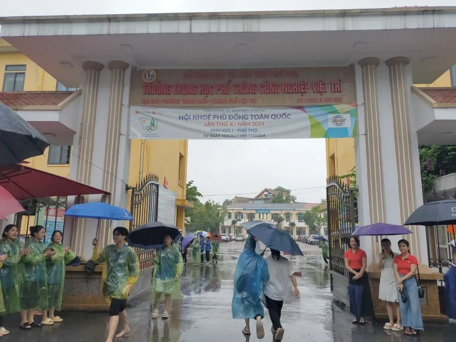 Mặc dù trời mưa, nhưng nhiều thí sinh đã có mặt tại Hội đồng coi thi Trường THPT Công Nghiệp Việt Trì rất sớm.