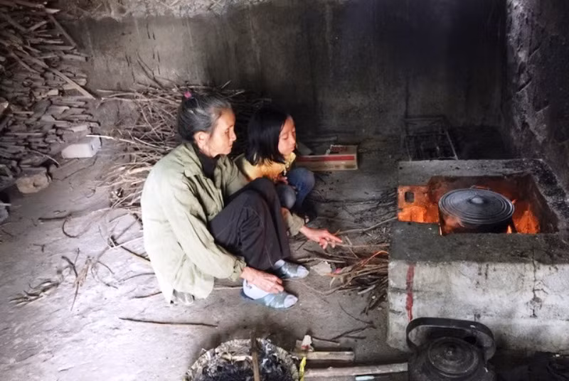 Lê Thị Anh Thư cùng bà nội nấu ăn trong căn nhà bếp tồi tàn.