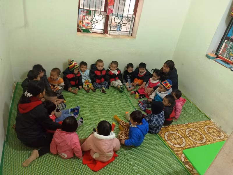 Các bé phải ngồi học trong điều kiện chật chội, do các phòng không đúng quy chuẩn của lớp học.