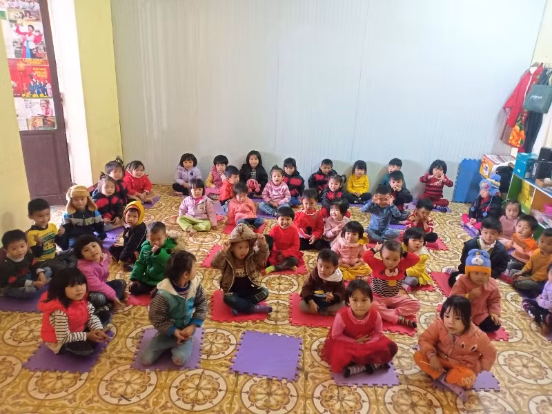 Học sinh Trường Mầm non Điền Hạ phải đi học tạm tại trụ sở cũ của UBND xã.