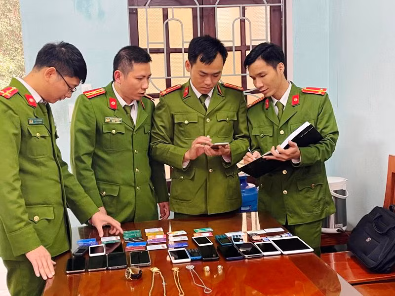 Công an đang thống kê số tài sản và tang vật vụ án. Ảnh: Công an Thanh Hóa cung cấp.