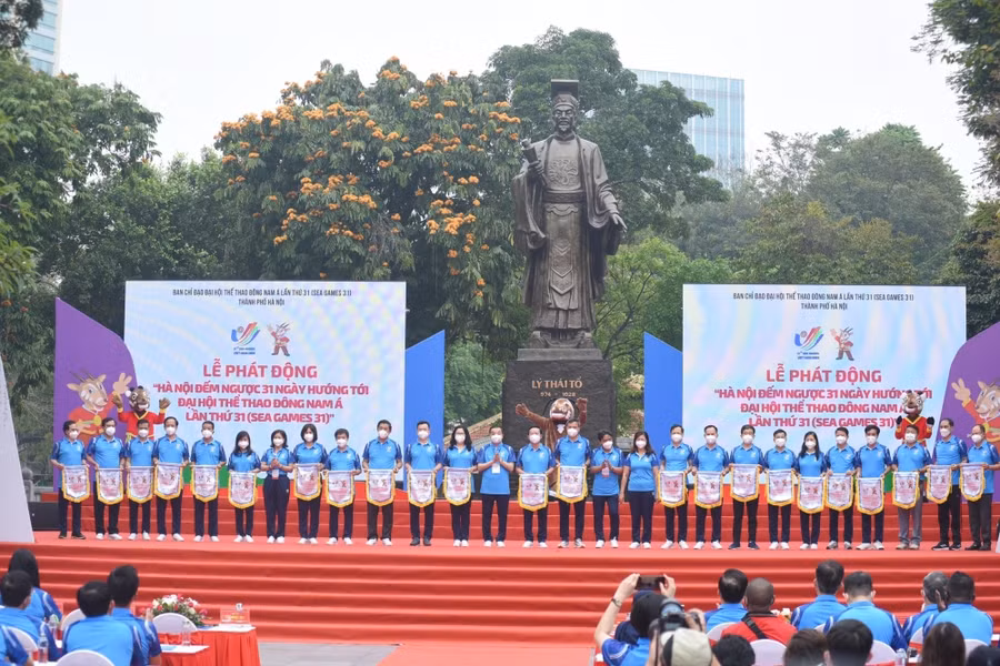 Ban Tổ chức trao cờ lưu niệm cho các đơn vị. Ảnh: Lao động Thủ đô.