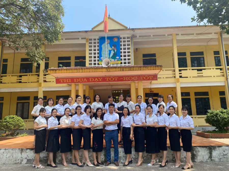 Tập thể CBGV NV trường Tiểu học thị trấn Yên Lạc.