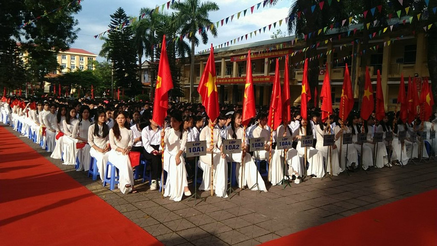 Học sinh Trường THPT Trần Phú (Vĩnh Yên) trước giờ khai giảng Học sinh Trường THPT Trần Phú (Vĩnh Yên) trước giờ khai giảng