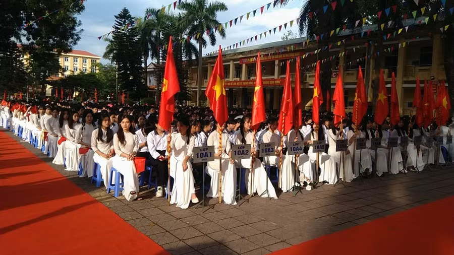 Học sinh Trường THPT Trần Phú (Vĩnh Yên) trước giờ khai giảng