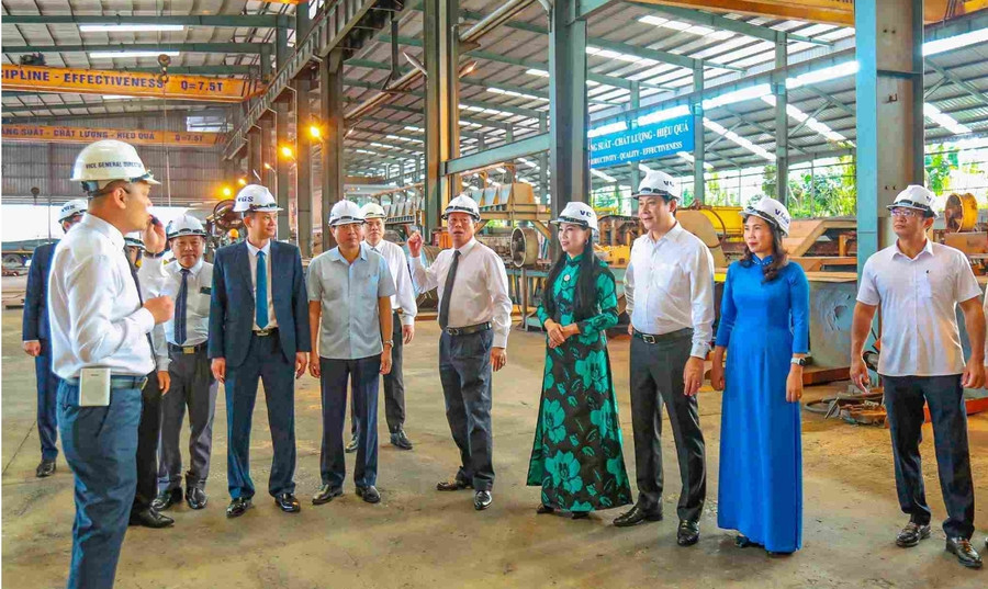 Bí thư Tỉnh ủy Vĩnh Phúc - Hoàng Thị Thúy Lan trao đổi với lãnh đạo, công nhân Công ty Cổ phần Ống thép Việt Đức. (Ảnh: Trà Hương) Bí thư Tỉnh ủy Vĩnh Phúc - Hoàng Thị Thúy Lan trao đổi với lãnh đạo, công nhân Công ty Cổ phần Ống thép Việt Đức. (Ảnh: Trà Hương)