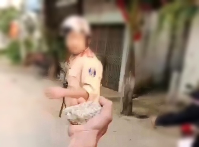 Bị nhóm người vi phạm tấn công, chiến sĩ CSGT Yên Minh (Hà Giang) buộc phải nổ súng trấn áp. (Ảnh cắt từ clip)