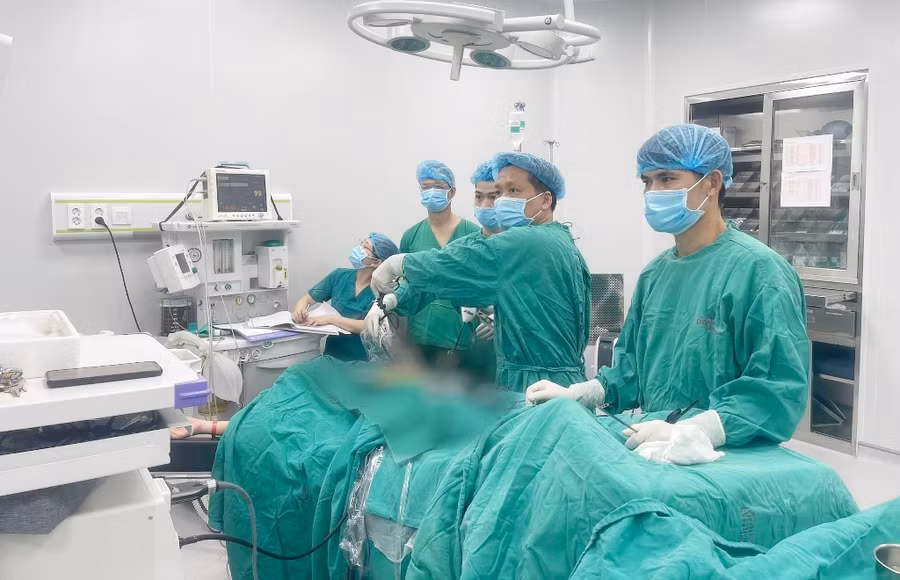 Ê-kip phẫu thuật nội soi cho thai phụ.