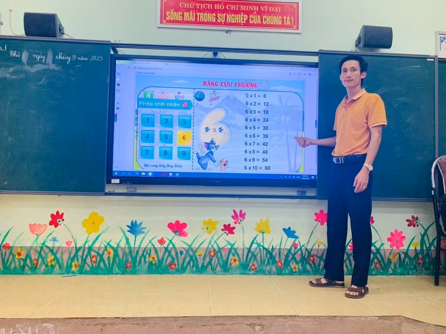 Thầy Nguyễn Huy Tuấn - Giáo viên trường Tiểu Học Đồng Tiến, huyện Tam Đảo.