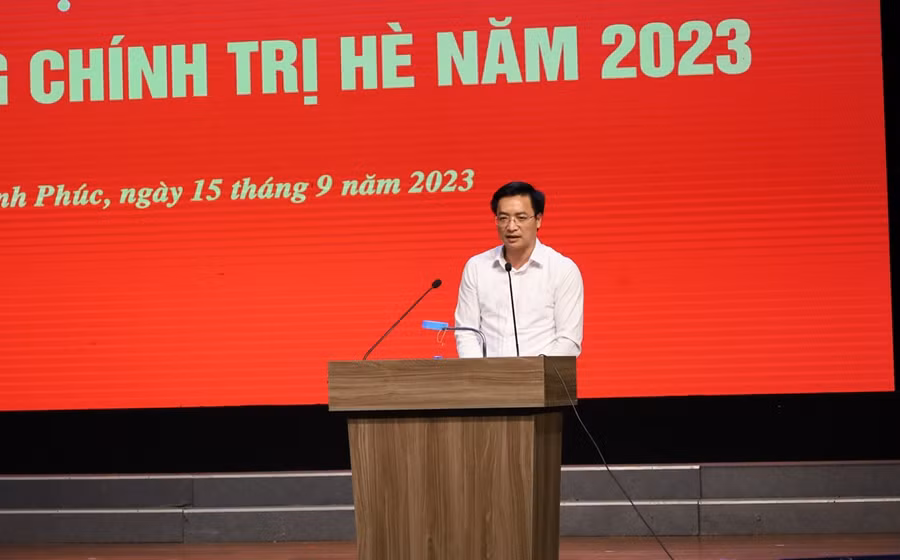 Giám đốc Sở GD&amp;ĐT Vĩnh Phúc Nguyễn Văn Huyến phát biểu tại hội nghị.