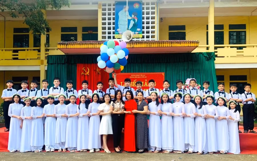 Cô và trò trường Tiểu học thị trấn Yên Lạc.