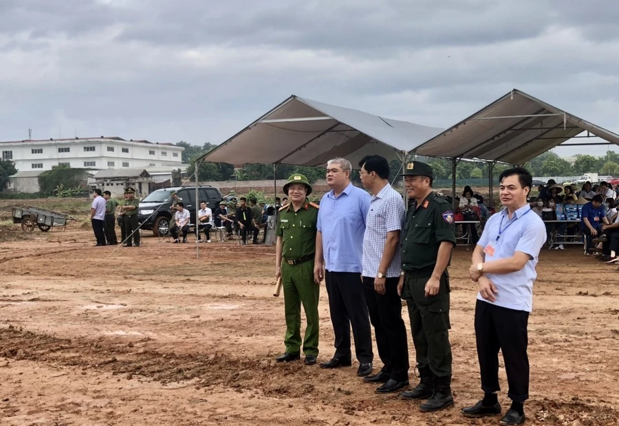 Chủ tịch UBND TP. Vĩnh Yên Nguyễn Việt Phương (thứ 2 từ trái qua) chỉ đạo công tác cưỡng chế giải phóng mặt bằng.