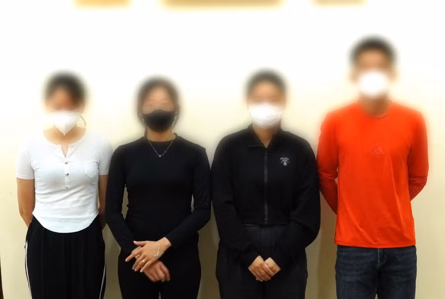 Nhóm người giả danh tại Cơ quan công an. Ảnh: Hà Linh