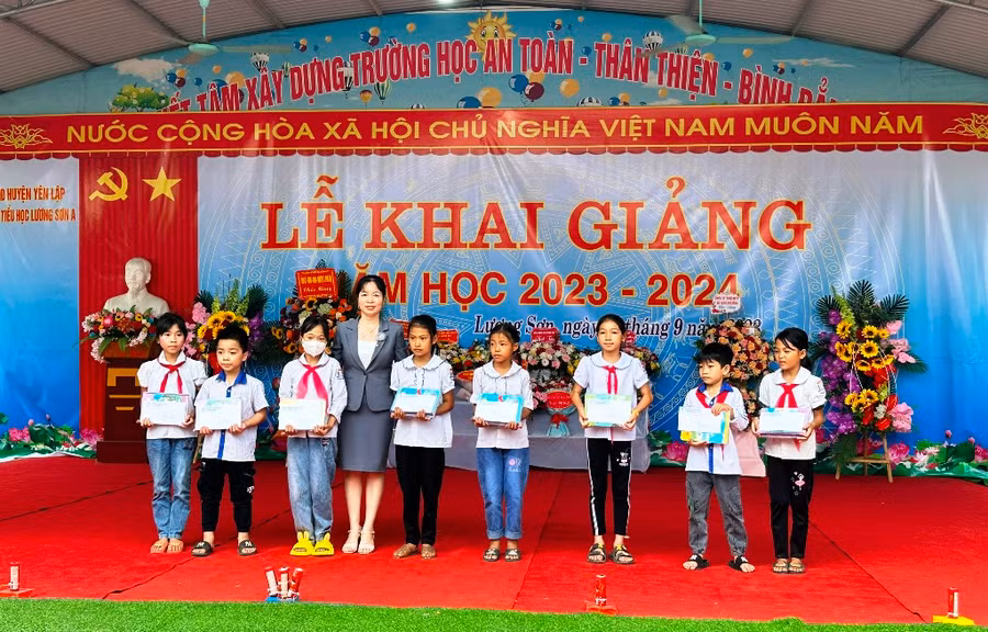 Nhiều phần quà ý nghĩa dành tặng học sinh Trường Tiểu học Lương Sơn A
