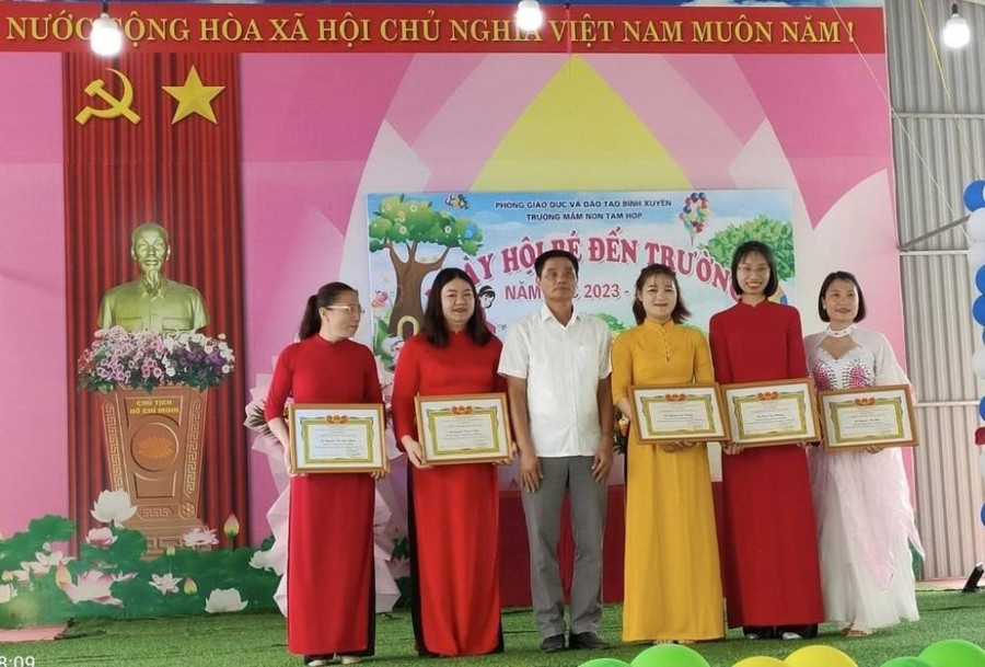 Khen thưởng giáo viên trường Mầm non Tam Hợp có thành tích cao trong năm học 2022 – 2023. Khen thưởng giáo viên trường Mầm non Tam Hợp có thành tích cao trong năm học 2022 – 2023.
