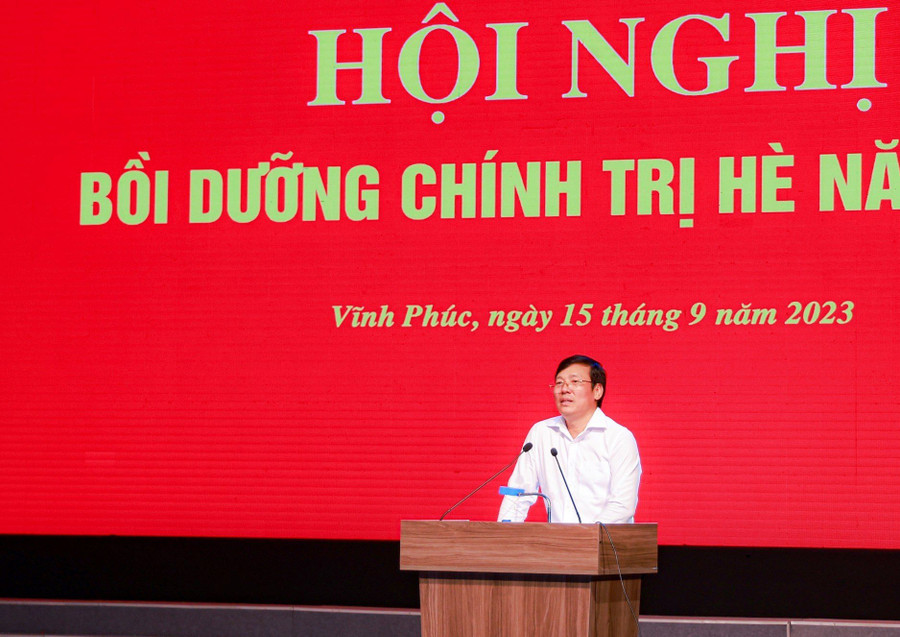 Tiến sĩ Lê Duy Thành - Chủ tịch UBND tỉnh Vĩnh Phúc truyền đạt nhiều nội dung quan trọng tại hội nghị.