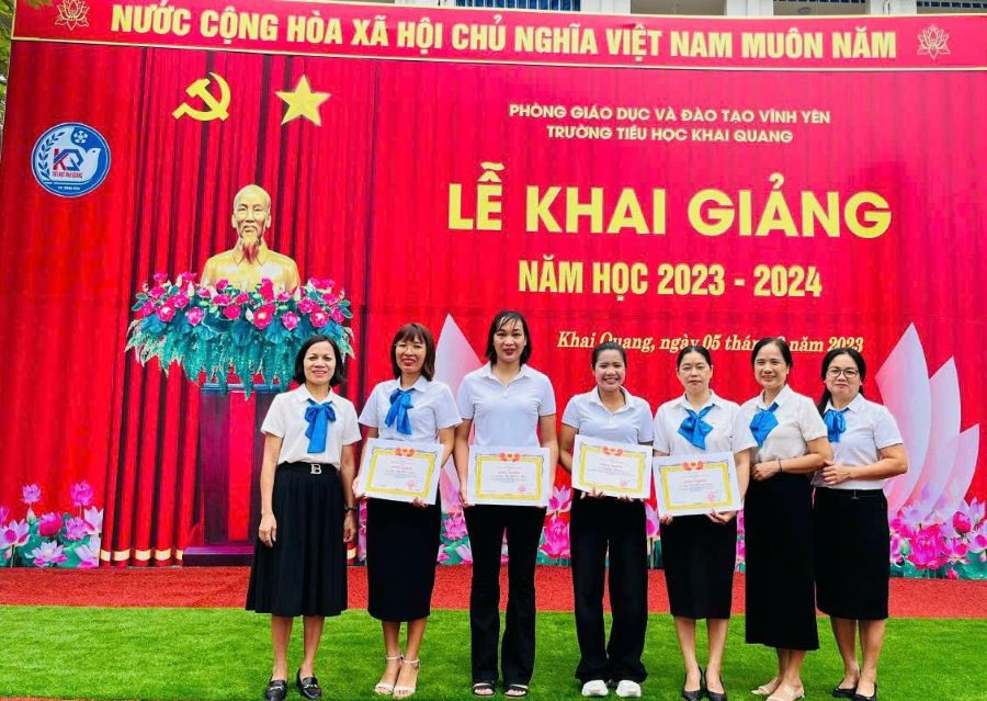 Lãnh đạo trường Tiểu học Khai Quang trao thưởng cho các giáo viên có thành tích cao trong công tác giáo dục và đào tạo.