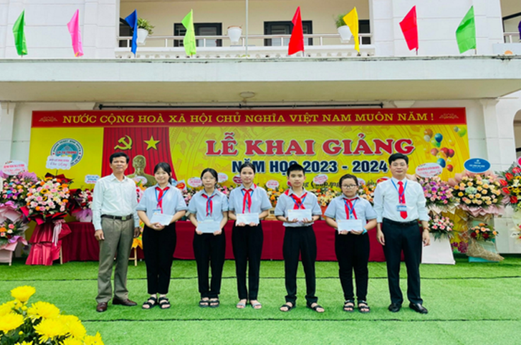 Lãnh đạo nhà trường khen thưởng học sinh có thành tích thi vào lớp 6 Lãnh đạo nhà trường khen thưởng học sinh có thành tích thi vào lớp 6