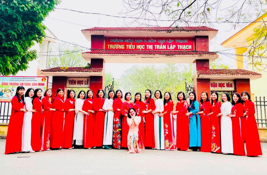 Tập thể nữ giáo viên nhà trường.