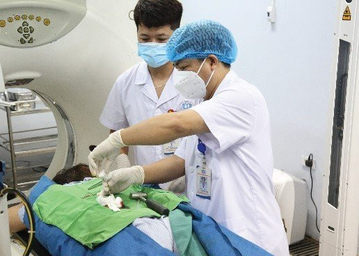 Bác sĩ BVĐK tỉnh Phú Thọ đang tiến hành đóng kim vào thân đốt sống.