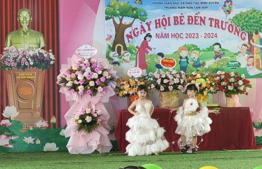 Tiết mục văn nghệ sôi nổi của trẻ 5 tuổi tại Ngày hội bé đến trường. Tiết mục văn nghệ sôi nổi của trẻ 5 tuổi tại Ngày hội bé đến trường.