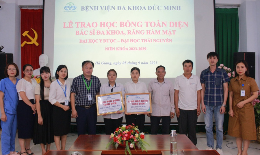 Lãnh đạo Bệnh viện trao học bổng toàn diện cho 2 tân sinh viên nghèo vượt khó. Ảnh: BVĐK Đức Minh Hà Giang