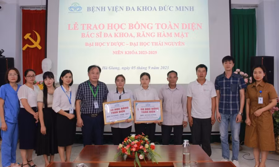 Lãnh đạo Bệnh viện trao học bổng toàn diện cho 2 tân sinh viên nghèo vượt khó. Ảnh: BVĐK Đức Minh Hà Giang