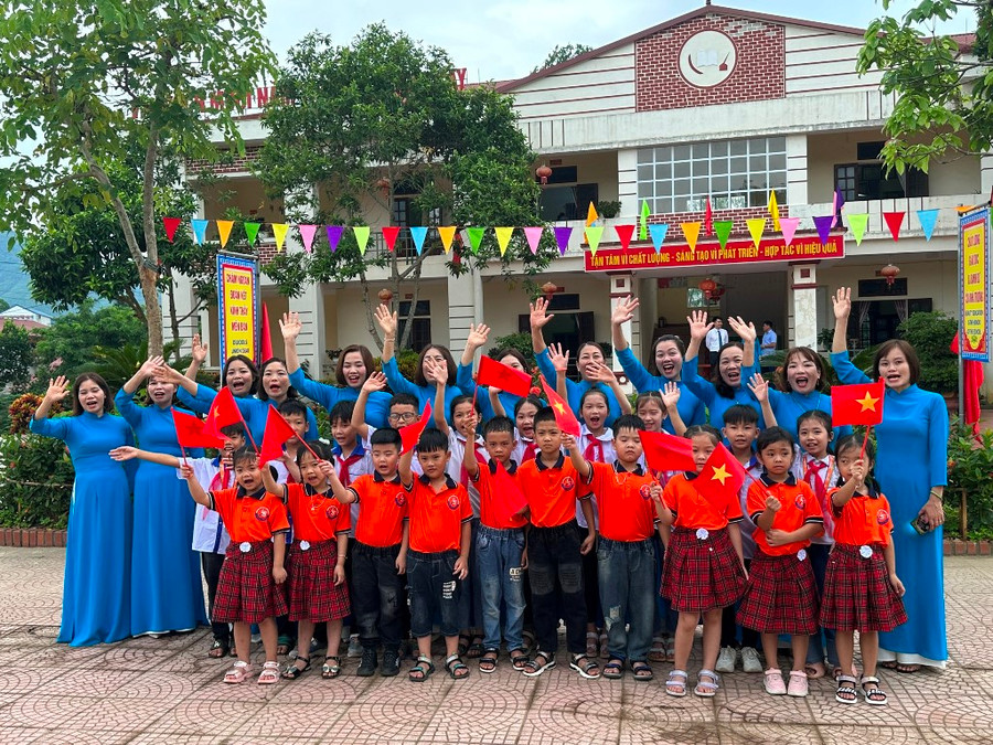 Cô và trò Trường Tiểu học Lương Sơn A trong ngày khai giảng. Cô và trò Trường Tiểu học Lương Sơn A trong ngày khai giảng.