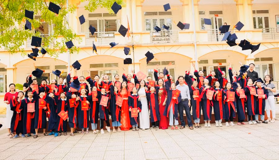 Giáo viên và học sinh Trường TH thị trấn Lập Thạch trong ngày bế giảng năm học.